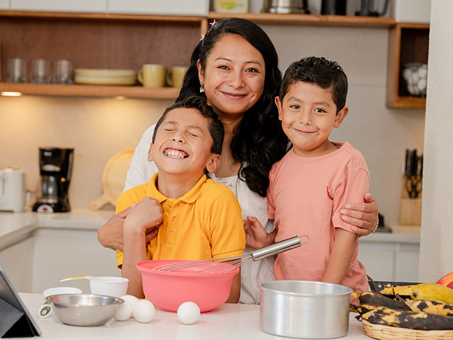 mom and kids baking