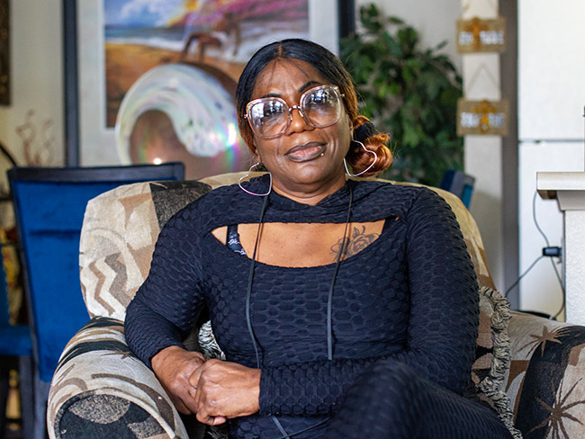 Rosa Williams relaxes in her new 1-bedroom apartment in Sacramento, California, which she rented with help from Kaiser Permanente’s Project Home.