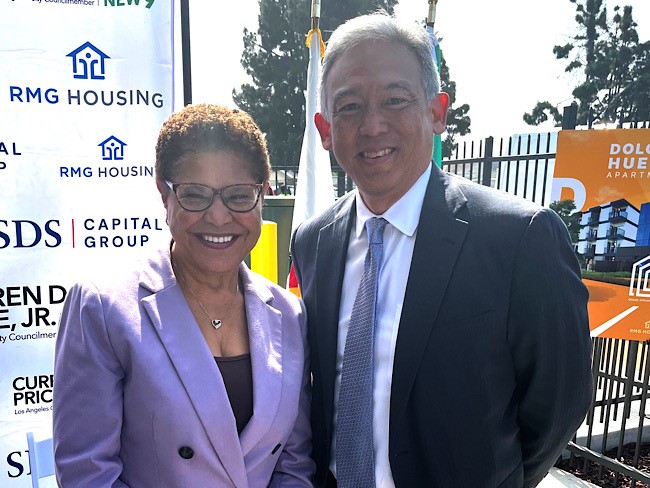 Mayor of LA Karen Bass and John Yamamoto, VP of Community Health and Government Relations for Kaiser Permanente in Southern California, at the grand opening. 