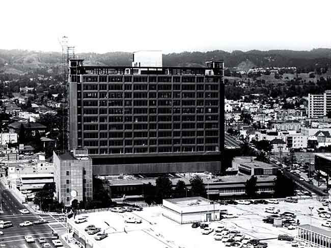 Kaiser Permanente Oakland Medical Center tower under construction, circa 1970.