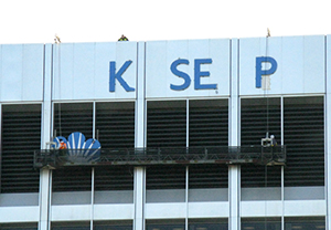 New Kaiser Permanente signage being installed on The Ordway building in 2011.